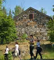 Kreivinmäen ulkomuseo, Viurilantie 34, Halikko 1700-luvun talonpoikaismiljöö, tuulimylly, myllärin torppa, luhtiaitta ja viljaaitta. Museoalueeseen voi tutustua ympäri vuoden.