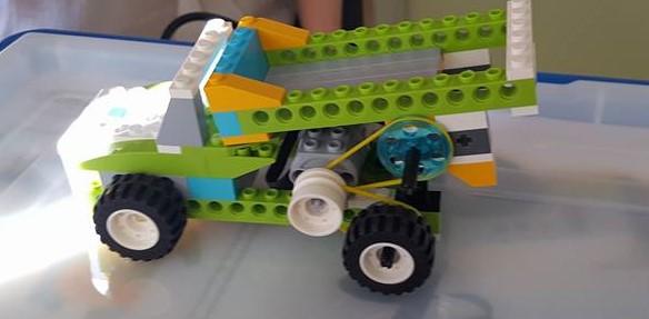 Õppimine robootika abil on lõbus! Kevade alguses otsustasime Kiviõli I Keskkooli algklassidega kasutada ära koolis olevaid robootikakomplekte ja muuta õppimise põnevamaks.