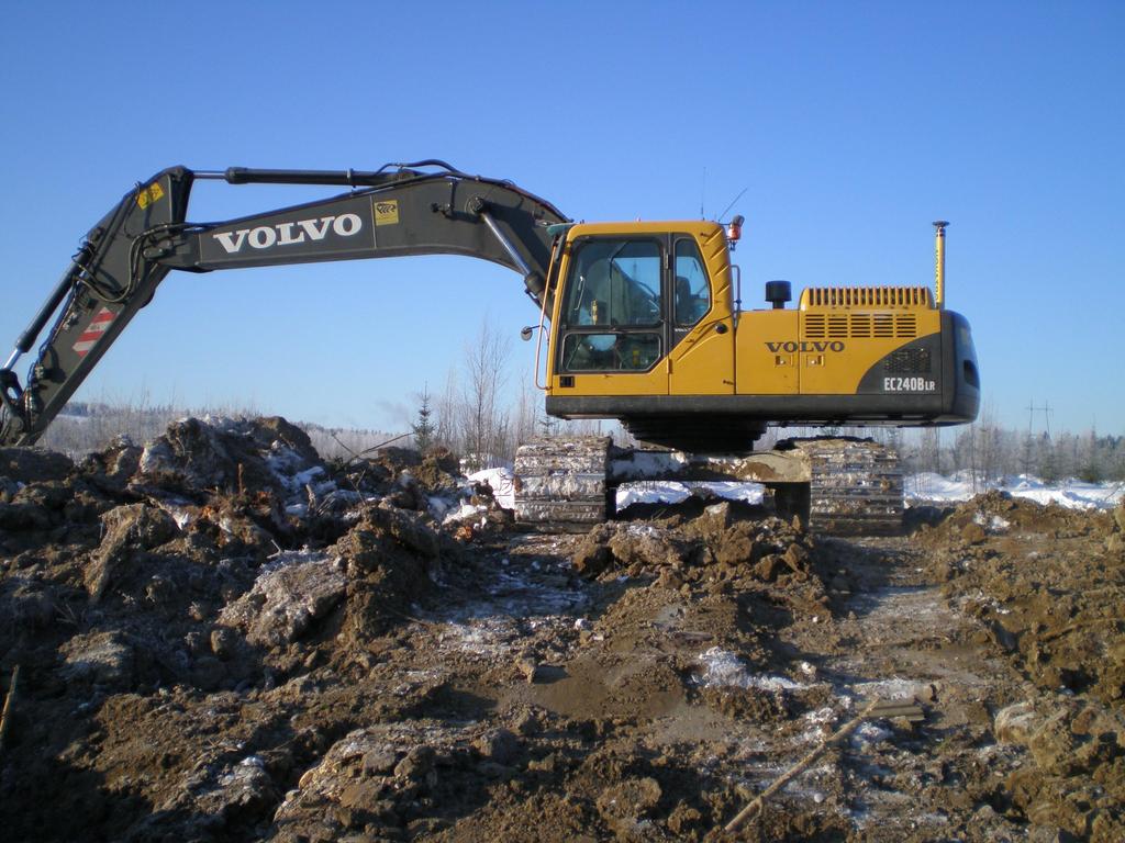 24 Kuva 7. Työkoneohjaus käytössä kaivukoneessa. Työkoneautomaatiota käytetään Suomessa infra-rakentamisessa ensisijaisesti kaivinkoneissa, puskukoneissa ja tiehöylissä.
