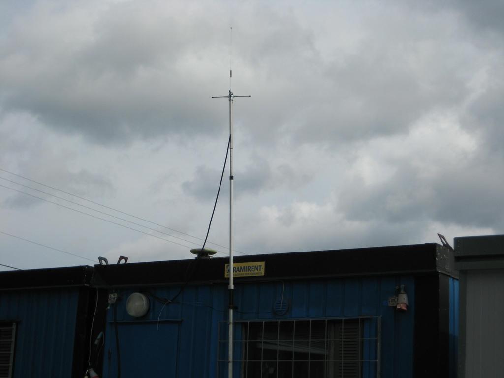 31 Kuva 10. Tukiaseman GPS-antenni ja radioantenni. Katolla olevan GPS-antennin sijainti oli määritelty likimääräisesti.