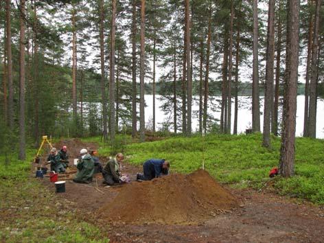 Kaivausalueen laajuudeksi laadittiin 20 m 2. lueen länsipäässä leikattiin jälleen hieman ehjää maata ja sieltä otettiin turve pois.