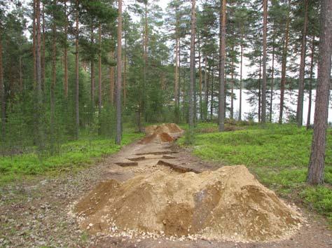 9 Soran alla oli vanhan turpeen pohjaa ja ohut huuhtoutuneen maan kerros. Sen alapuolella oli tiukkaan pakkaantunuut pikkukivien muodostama kerros ruskeassa hiekassa.