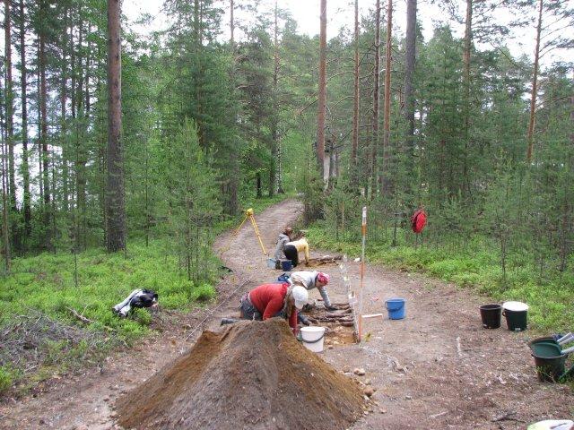 5 on merkitty yleiskarttaan, mutta täsmällisiä koordinaatteja niille ei ole mitattu. Yleiskartan korkeuskäyrät on saatu asemakaavakartasta. DG 19:3. lueen 1 kerrosta 1 kaivetaan. W-E.