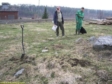 10 Riihenpohjaa ihmettelevät Timo Jussila ja Tanskan talon isäntä, taustalla mt 301 Kartta paikka 7 8 Lihmonojan kiviesineen löytöpaikka x 6797 866 y 2478