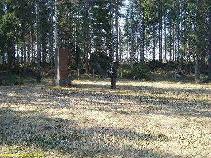 30 x 30 m alue, jonka itäreunalla on kivipaasi kansalaissodassa kaatuneiden punaisten muistoksi.