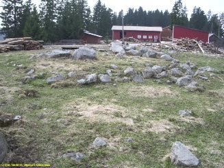 Tanskan talon isännän mukaan paikalla on ollut iso riihirakennus, jonka rauniot on hiljattain purettu lahot ja mustuneet hirret vielä