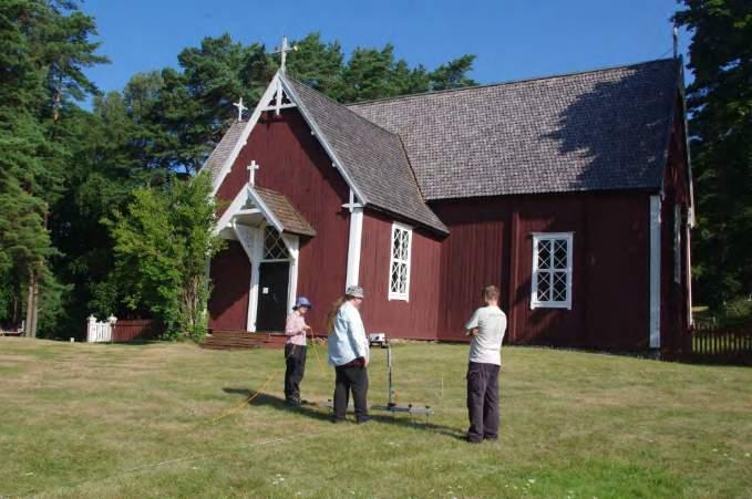 Maavastusmittausta tehdään kirkon kaakkoisella piha-alueella, kuvassa Kati