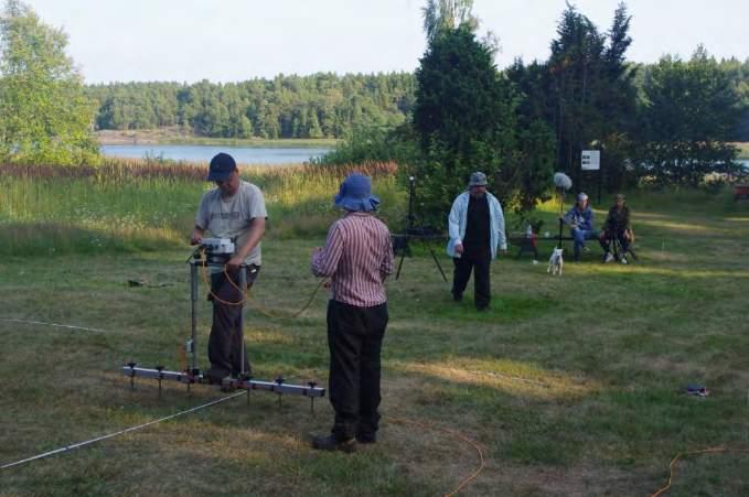 Maavastusmittaus käynnissä: Petro Pesonen, Kati Salo ja Wesa Perttola.