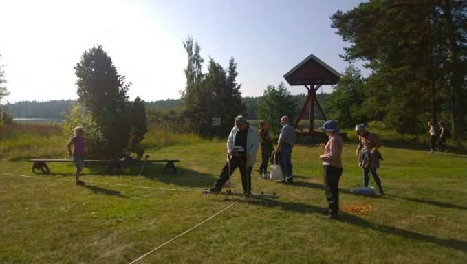 Maavastusmittausta kirkon kaakkoispuolella, vasemmalta Sanna Saunaluoma, Wesa