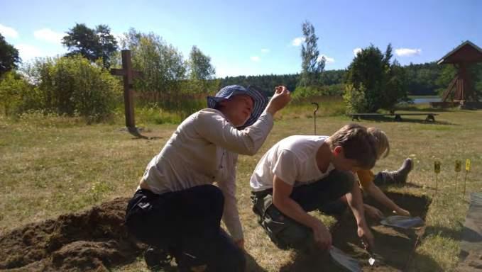 Kati Salo on löytänyt jotain kaivausalueelta 3, kuvassa