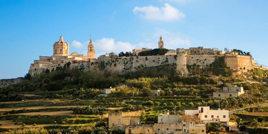Käsittämätöntä, mikä saa ihmiset rakentamaan noin suuren kirkon pieneen, alle 20000 asukkaan kaupunkiin. (Koostaan huolimatta Mosta on Maltan toiseksi suurin kaupunki Slieman jälkeen.).