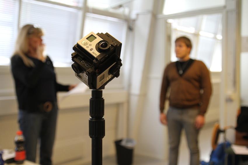 13 3.1 Laitteet ja kuvaus 360-videota on mahdollista kuvata sekä kalliilla ammattivideokameroilla että halvemmilla laitteilla. Me käytimme opinnäytetyövideoissamme kuutta GoPro Hero 3 -kameraa.