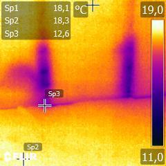 Korjaus on tehty termopalkilla ja 50 mm:n XPS-lisäeristyslevyllä. Sisäilma +19 C ja ulkoilma 0 C.