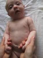Hiero vauvan käsivarsia vetämällä niitä pehmeästi ulospäin niin, että ne ovat koko liikkeen ajan