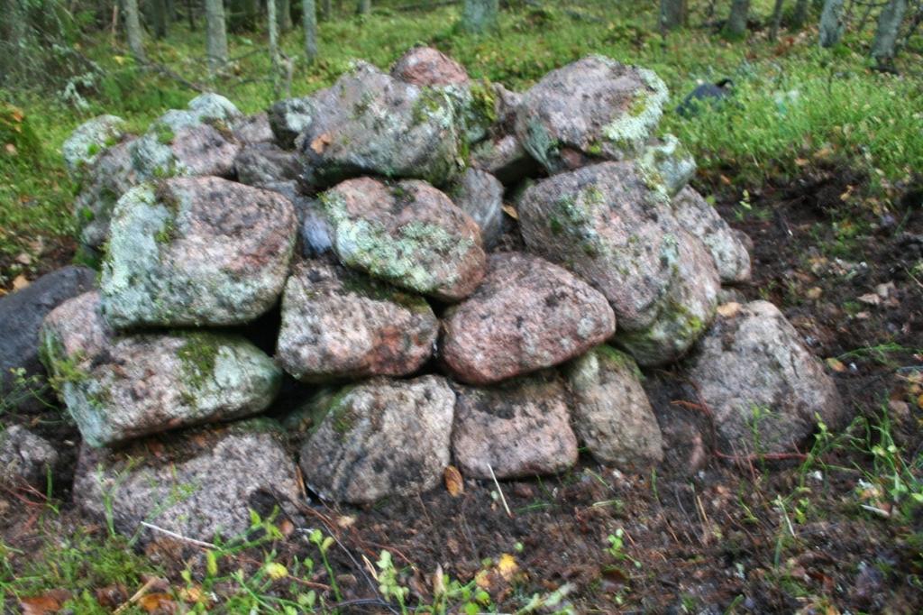 DG2558:17 Röykkiö 1, muurimaista