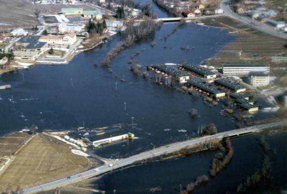 1984) Ilmajoen keskusta-asutuksen tuntumasta Ylistaron koskiin saakka. Tulvavedet viipyivät peltoalueella yli kolme viikkoa.