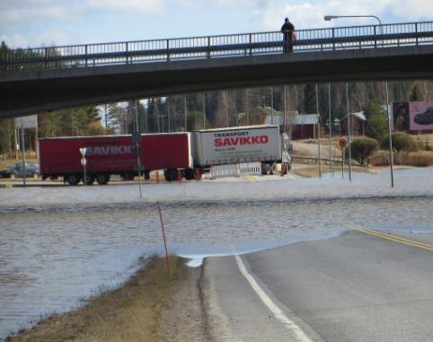 Tekojärvien täyttyessä jouduttiin tulvavesiä päästämään vasta muutaman vuoden käytössä olleelle Rintalan pengerrysalueelle.