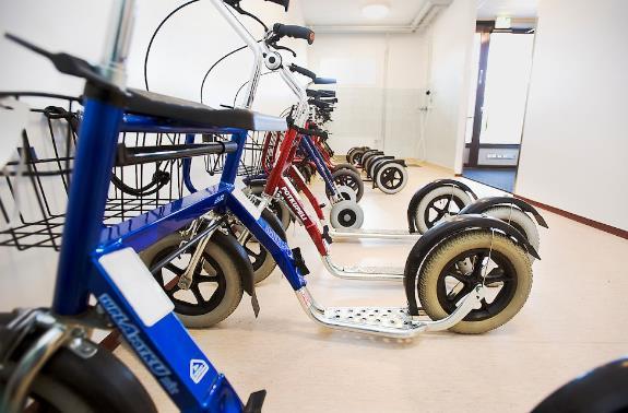 Asukkaan liikkuessa käyttämät apuvälineet Keppi, kelkka, kainalosauva 40,9 % Käyttää itse pyörätuolia 17,8 % Kuljetettava