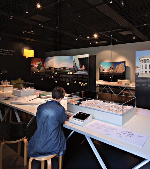KERROS 2 / TEHTÄVÄ 3 Vaihtuvat näyttelyt Vaihtuvien näyttelyiden saleissa on esillä sekä suomalaisesta että kansainvälisestä arkkitehtuurista kertovia näyttelyitä.
