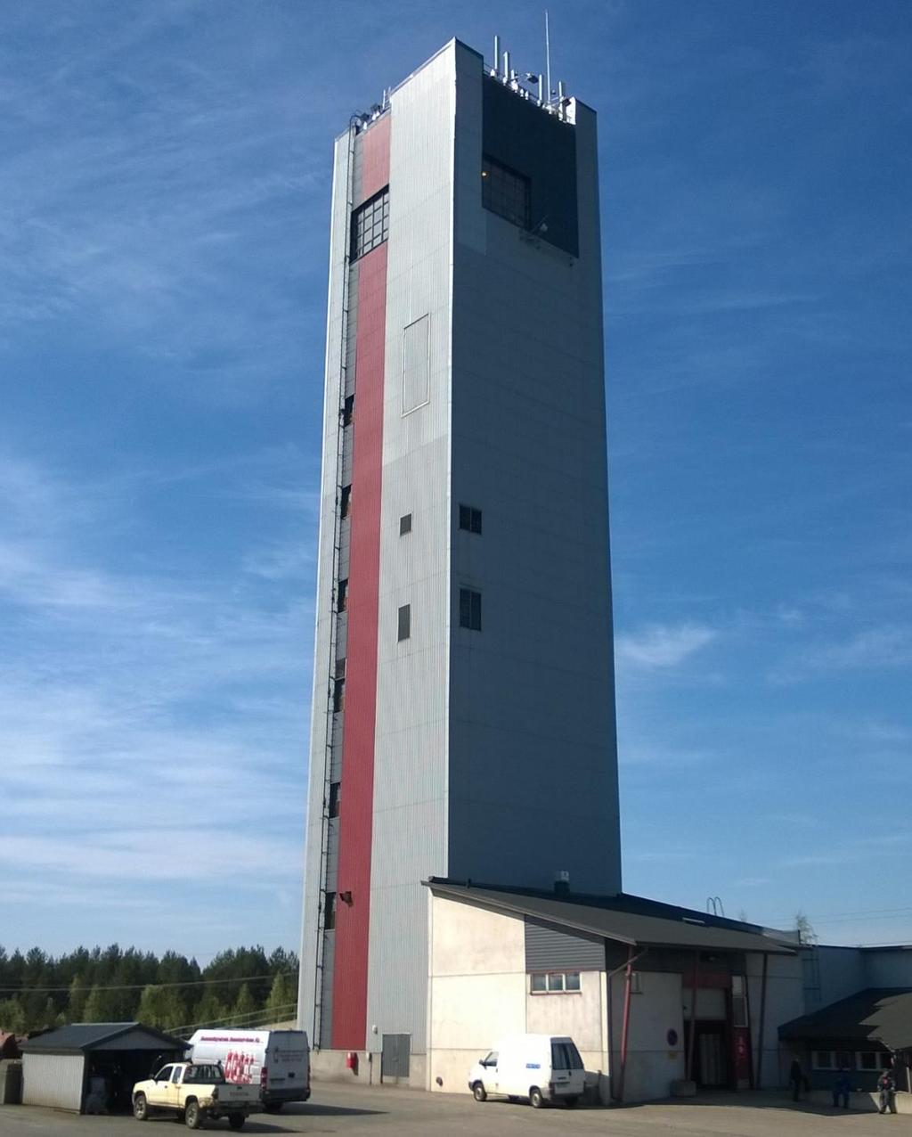2 NOSTOKONE Kaivoksen yksi keskeisimmistä laitteista on automatisoitu nostokone, jolla louhittu malmi nostetaan maan päälle rikastettavaksi. Nostokone toimii myös kaivoshenkilöstön hissinä.