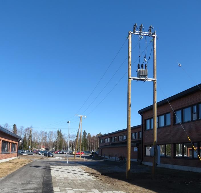36 3.2.4 Johtolähtö Kojeistoon kuuluu myös johtolähtö, jota syötetään lähdöstä H06. Johtolähtö lähtee kaapelin avulla kytkinasemalta.
