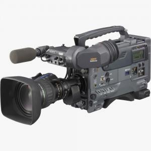 2 Tarkasteltavat kuvausformaatit Molemmissa esimerkkeinä käyttämissäni lyhytelokuvissa oli käytössä sama kamerakalusto. Filmiosuudet kuvattiin Arriflex 16SR kameralla.