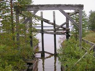 Tukinsiirtolaitoksen päärakennuksen ja Lohirannantien välinen ränni rakennettiin uudelleen 1980/1990-lukujen taitteessa. LKYT-arvio: Liittyy uiton ja metsäteollisuuden historiaan.