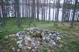 Posion laajin kuopparyhmä on kartoitettu Kynsiperän Kalmonjoen Heinäkankaalta, jossa joen ja Kynsijärven muinaisen rantatörmän välisellä kannaksella erottuu peräti 22 kuoppaa.