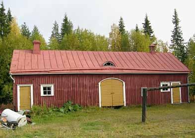 Toinen pää rakennuksesta on ollut opettajien asuntona. Uuden koulun valmistuttua rakennus oli alaluokkien käytössä. Uusi koulurakennus ja asuntola valmistuivat vuonna 1949.