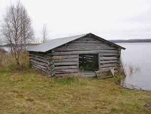 He eivät kuitenkaan viihtyneet Kynsijärven itäpuolella olevassa syrjäisessä paikassa, vaan he valitsivat uudeksi asuinpaikakseen Isoahon.