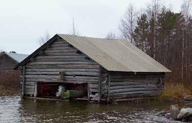 Talli/aitta-rakennus on hirsinen harjakattoinen ja sahanurkkainen rakennus, jossa on kaksi följaria ja kylkiäinen itäpäädyssä. Kylkiäinen toimii traktorin suojana.