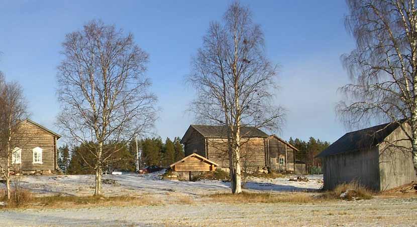 11.2 Särkelänharju Pihapiiriin saavutaan idästä Särkeläntietä. Pihapiirissä on vanha asuinrakennus, uudempi asuinrakennus, savusauna, riihi, kesäkeittiö, kaksi hirsistä aittarakennusta ja kaksi latoa.