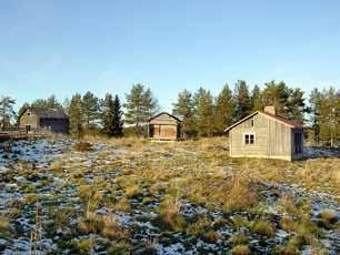 Rakennus on maalaamaton ja siinä on peltikatto. Vanhat ikkunat ja oviaukot on tukittu. Hirret on veistetty tarkasti sopiviksi, niin ettei tilkkeitä tarvitse. Pärekatto on vaihdettu peltiin.