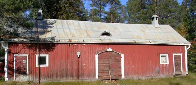 Talousrakennuksen julkisivun ulkoasu on symmetrinen. Molemmissa julkisivun päissä on yksi vaakalaudoitettu punainen ovi ja 4-ruutuinen ikkuna heti ovien vieressä.