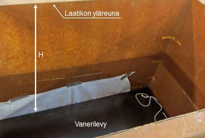 58 Kerroksen paksuus määritettiin asettamalla vaahtolasimurskeen päälle vaneri, jonka yläreunan etäisyys laatikon yläreunasta mitattiin, kuten kuvassa 27 on esitetty.