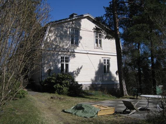 Pikkukoskentie 18 (28022/10) kookas ja selkeähahmoinen, mansardikattoinen huvila, jonka julkisivuja jäsentävät erisuuntaiset laudoitukset ja listoitukset sekä rakentamisaikakaudelle tyypilliset