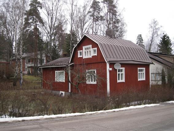 pieni huvilarakennus, jota on laajennettu 1980-luvulla vanhaa osaa matalammalla, satulakattoisella siipiosalla Veräjämäen huvilakaupungin pienimittakaavaista rakennuskantaa edustava asuintalo