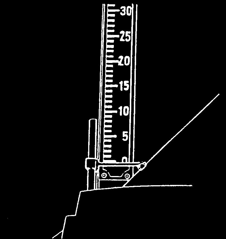 8. Kiristä edessä asfaltinlevittimessä olevan asteikon osoittimet (4) alimpaan asentoon. 9. ja tasaussylinterit sisään, kunnes molemmat osoittimet ovat n. 1 cm nollamerkin alapuolella. 4 6 Scala.