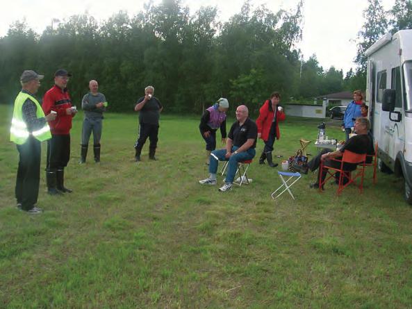 Myös huoltorakennuksen työt jatkuivat sisätiloissa, kun seinät maalattiin ja tapetoitiin, lattiat laatoitettiin ja kalusteet asennettiin.