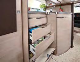 3-liekkinen liesi sytytysautomatiikalla Jaloteräsliedellä voi valmistaa jopa kolmea ruokalajia samanaikaisesti kiitos näppärästi suunnitellun