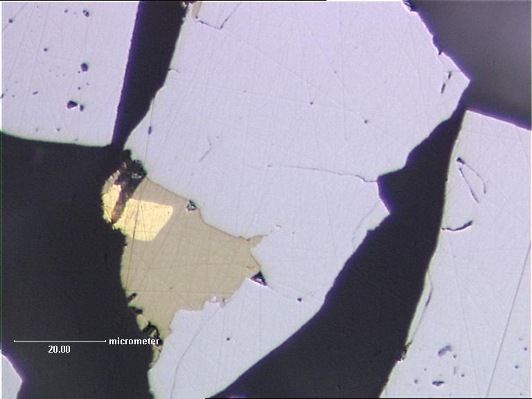 Satulinmäen malmimineralogia 9 Kuva 7. Satulinmäen kultaa sulkeumana kuparikiisussa, joka arseenikiisun sulkeumana; R39154.00-55.00 (hie 6II) 4.