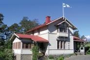 Torstai 3.8. Vierailukohteena meren äärellä sijaitseva kesäkeidas Villa Salmela Karjalaisten kesäkoti (Meri Perttilän polku 8) Jollaksessa. Rakennus on vuodelta 1886 ja museoviraston suojelukohde.