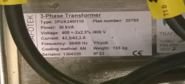 31 Kuva 6: Muuntajan arvokilpi Kuva 7: Demolaitteiston muuntaja Koska SIPROTEC 7UT63 toimii T2 -muuntajan
