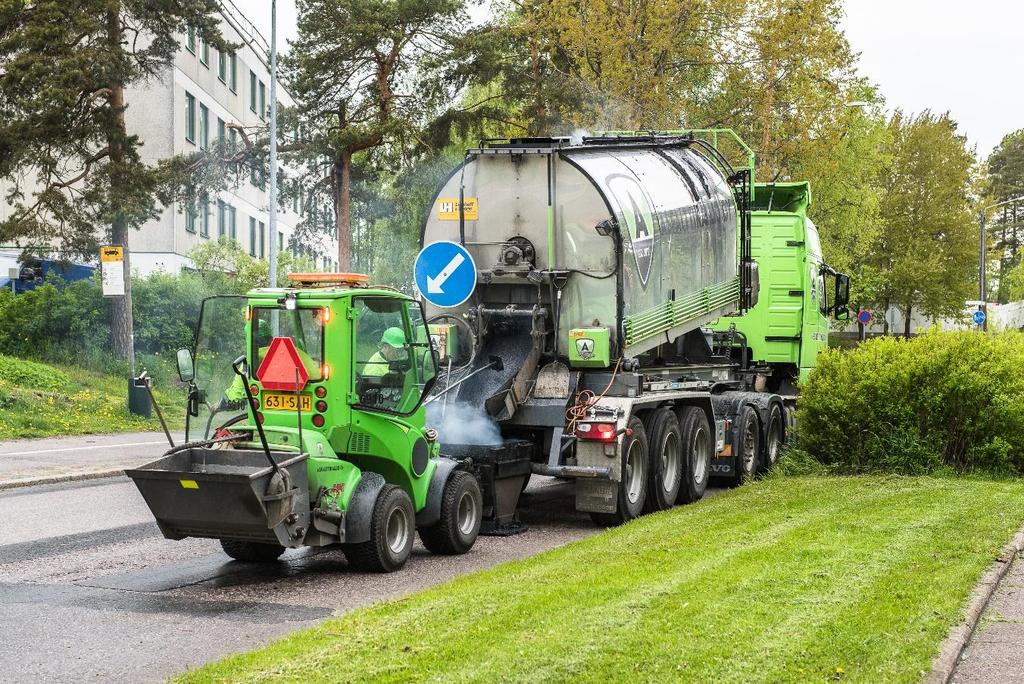 10 (40) Kuva 4. Valuasfaltti (Asfalttikallio Oy) 2.1.4 Siroitepintaus ja -paikkaus Sirotepintaus on vaihtoehto teille ja kaduille, joissa liikenne on määrältään vähäistä ja nopeudet ovat alhaiset.