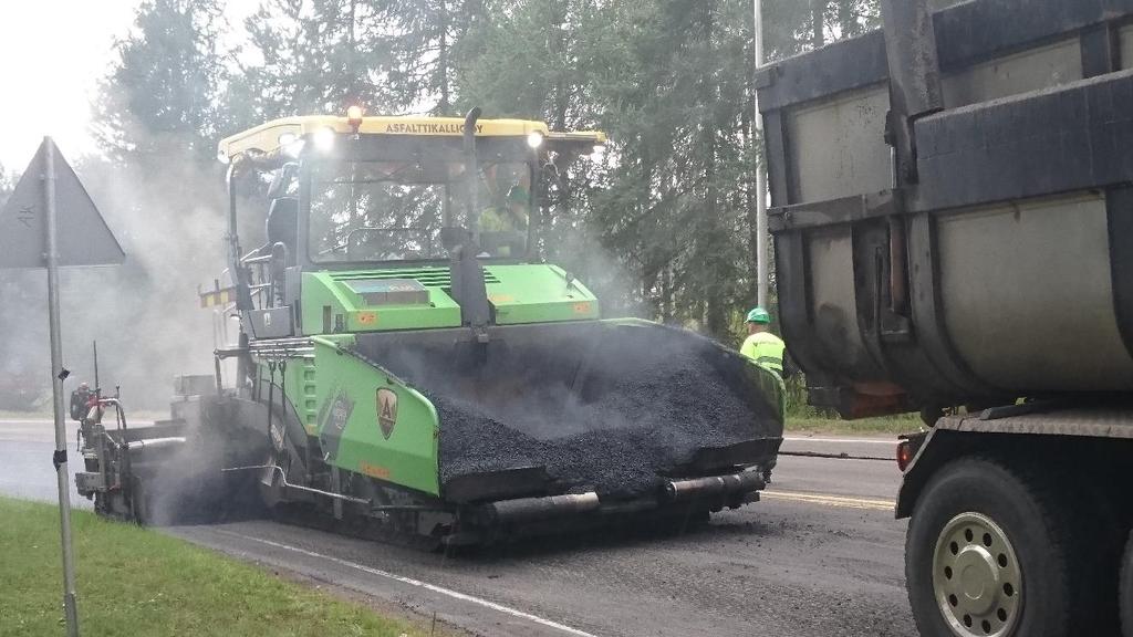 Levittimen perä tasaa massan tasaiseksi matoksi ja samalla tiivistää massaa peräpalkin täryllä. Asfaltinlevittimiä on eri kokoisia.