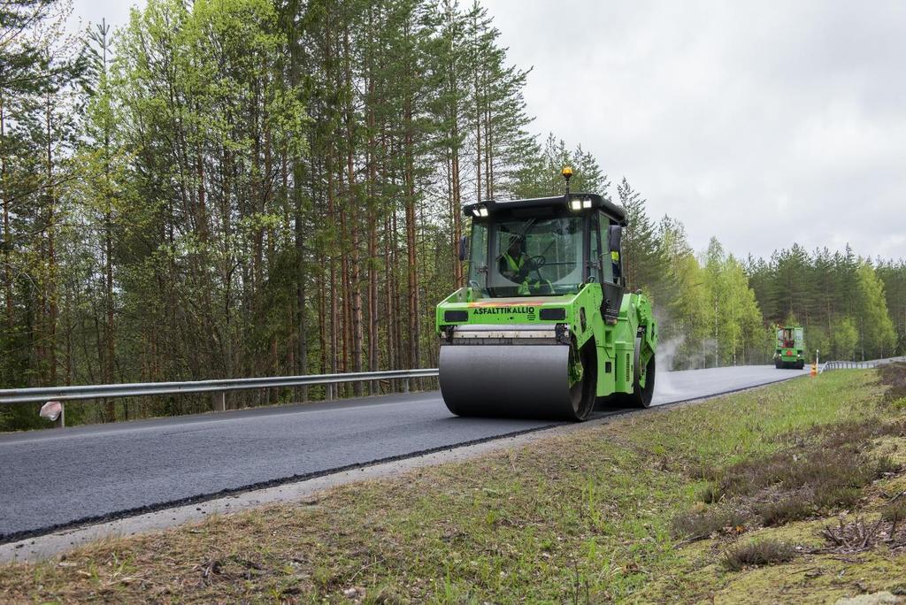 Lavat ovat eristettyjä ja lavan päällä on suojapeite, joka pitää lämmön lavalla ja suojaa sateelta.