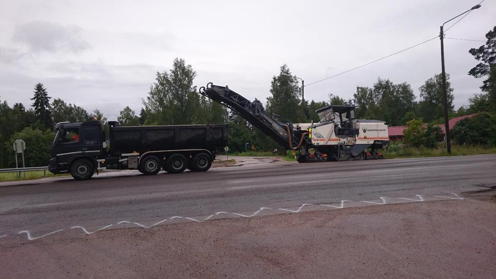 Noustessa kasalle levittimen perä laskee ja laskeuduttua alas perä nousee, tällöin tulee tiehen monttu. Kuva 13.