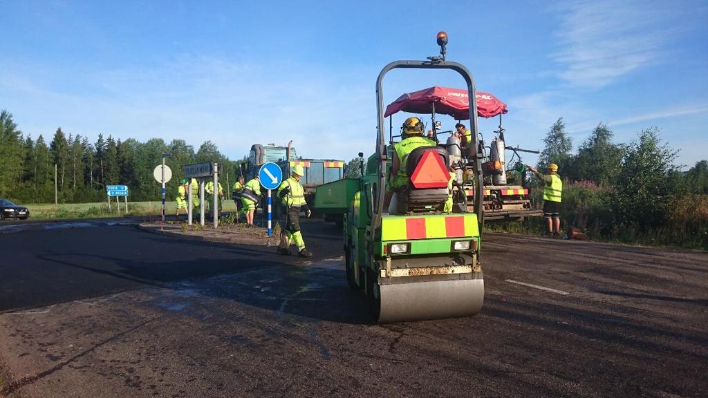 19 (40) Kuva 17. Risteyksen päällystäminen (Ukkola 2016-7-19) Kaivot nostetaan käsin. Ennen uuden massan levitystä kaivot täytyy piikata irti vanhasta asfalttipinnasta (kuva 18).