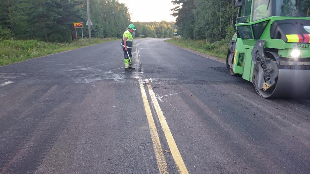 21 (40) Jyräyksellä tiivistetään levitetty asfalttimassa. Jyräyksellä poistetaan ylimääräinen ilma massan seasta. Jyräyksellä massa painuu tiiviiksi pinnaksi.