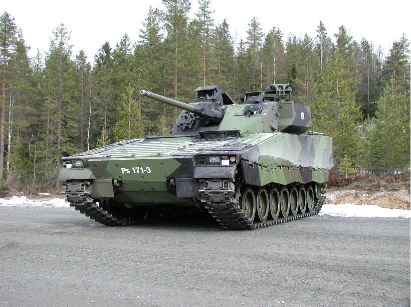KUVA 10 CV9030 rynnäkköpanssarivaunu jossa on asennettuna kumilaput. (Puolustusvoimat. n.d.) Tien pinta vaikuttaa paljon siihen, milloin tela-ajoneuvolla on turvallista ja ennen kaikkea järkevää ajaa.